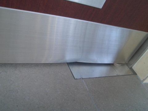 08-12  ステンレスドアへこみ