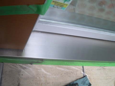 08-9  ステンレス敷居へこみ補修