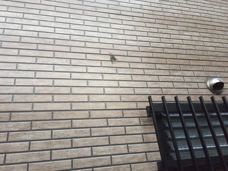 18-42  サイディング穴補修