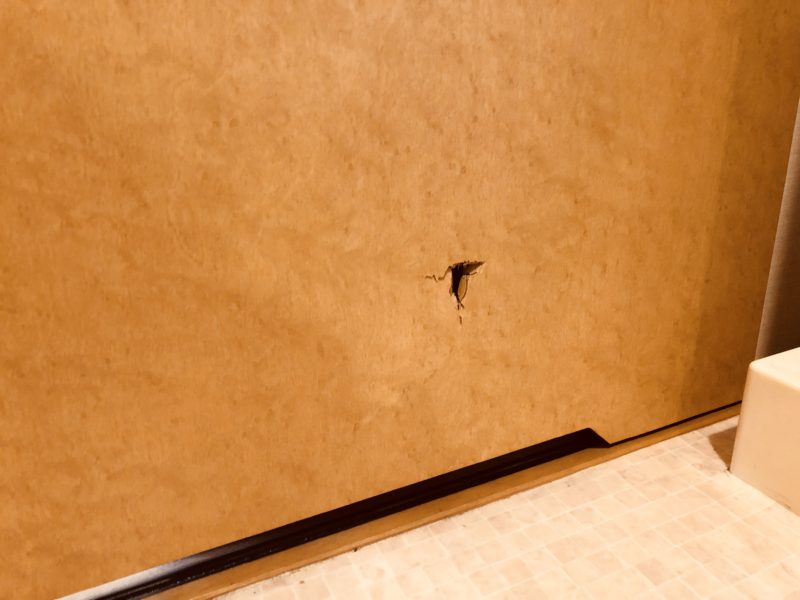 18-27  ドア穴補修