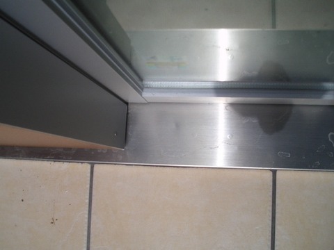 08-9  ステンレス敷居へこみ補修