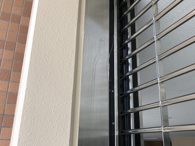 18-94  シャッター枠 キズ補修