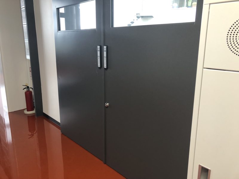 18-114  スチールドア へこみ補修