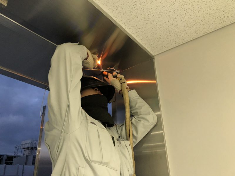 18-53  ステンレス枠 ビス穴補修