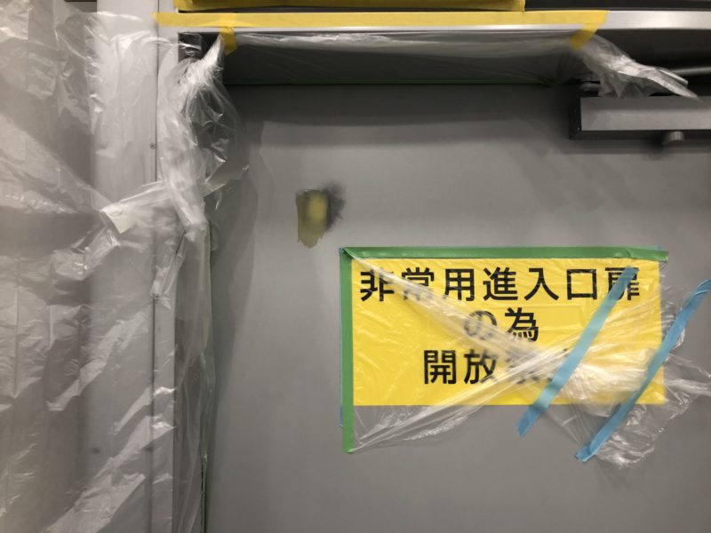 18-69  非常口ドアキズ補修