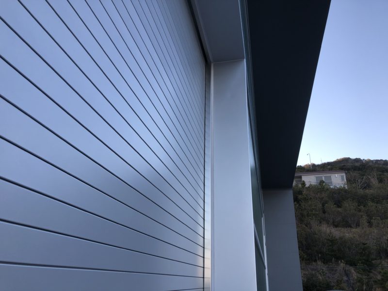 19-11  シャッター枠 キズ補修