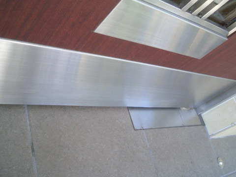 08-12  ステンレスドアへこみ