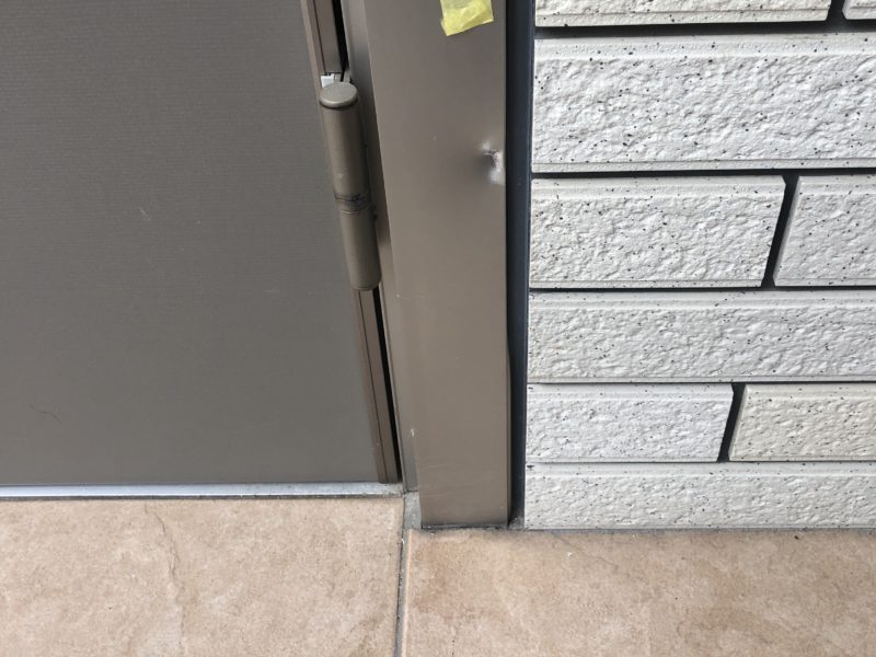 19-49  玄関ドア枠 へこみ補修