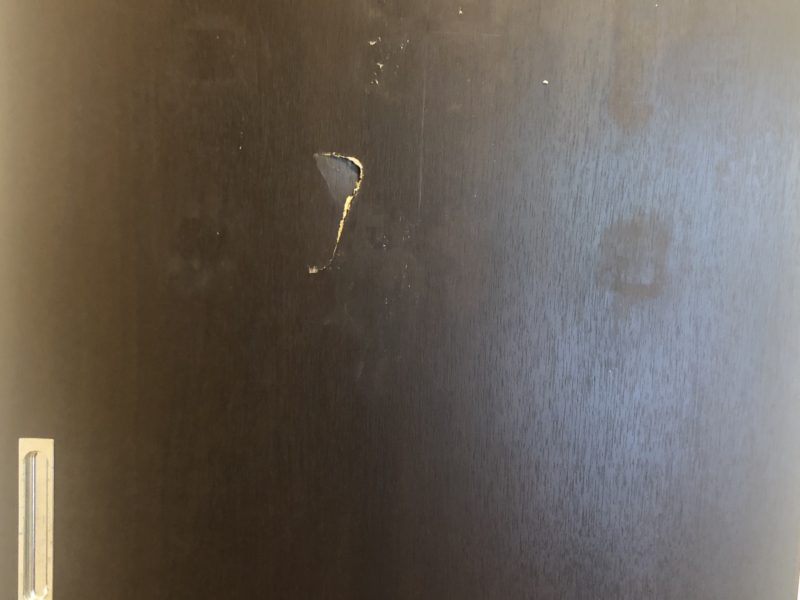 19-77 ドア 穴あき 補修