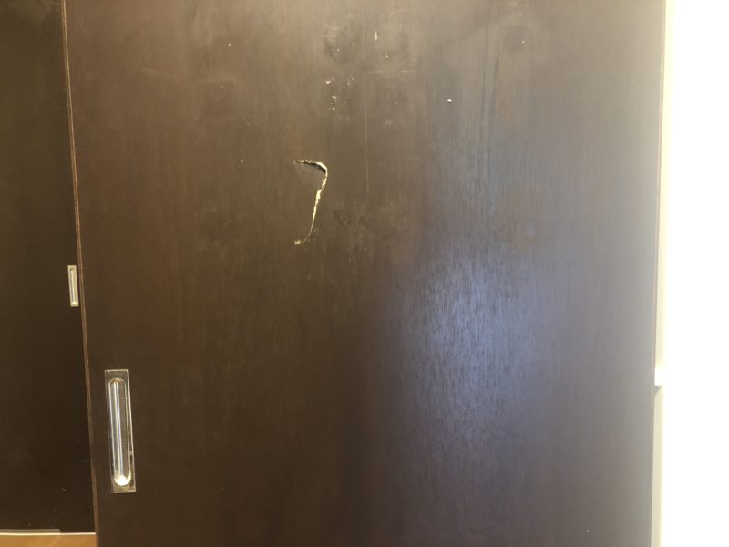 19-77 ドア 穴あき 補修