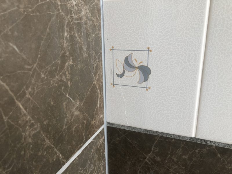 19-81 浴室タイル割れ補修