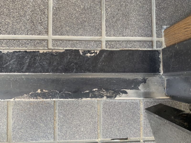 20-111 玄関敷居　塗装