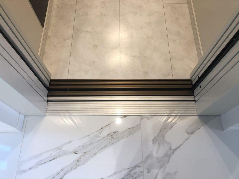 20-97 エレベーター　下枠　色替え塗装