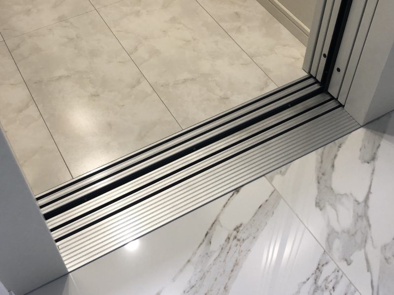 20-97 エレベーター　下枠　色替え塗装