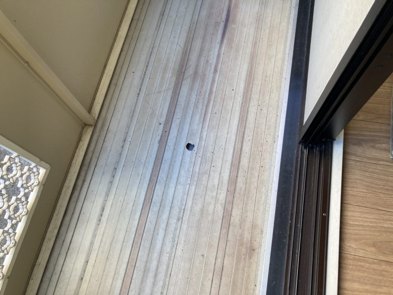 21-30 バルコニー床　穴修理