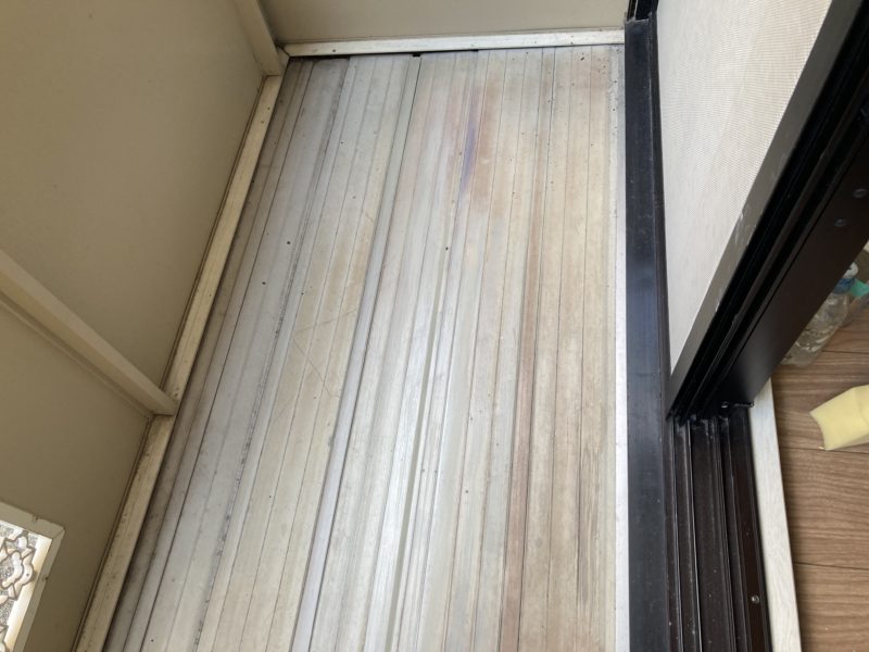 21-30 バルコニー床　穴修理