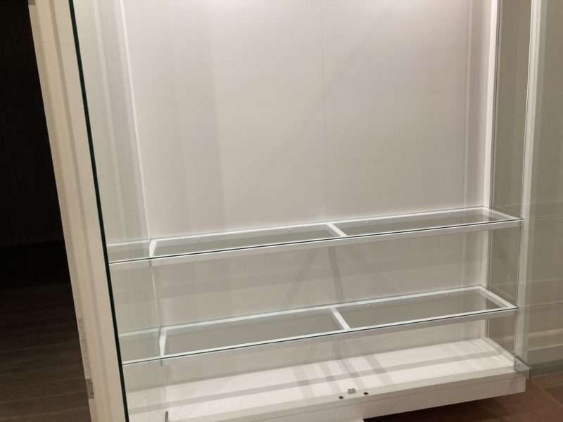 21-81 ショーケース ビス穴補修