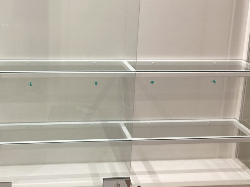 21-81 ショーケース ビス穴補修