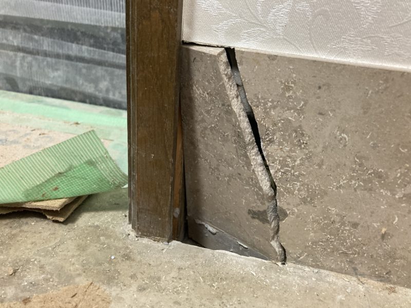 21-138 タイル割れ補修