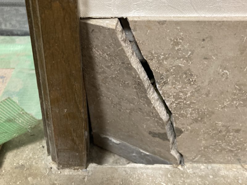 21-138 タイル割れ補修