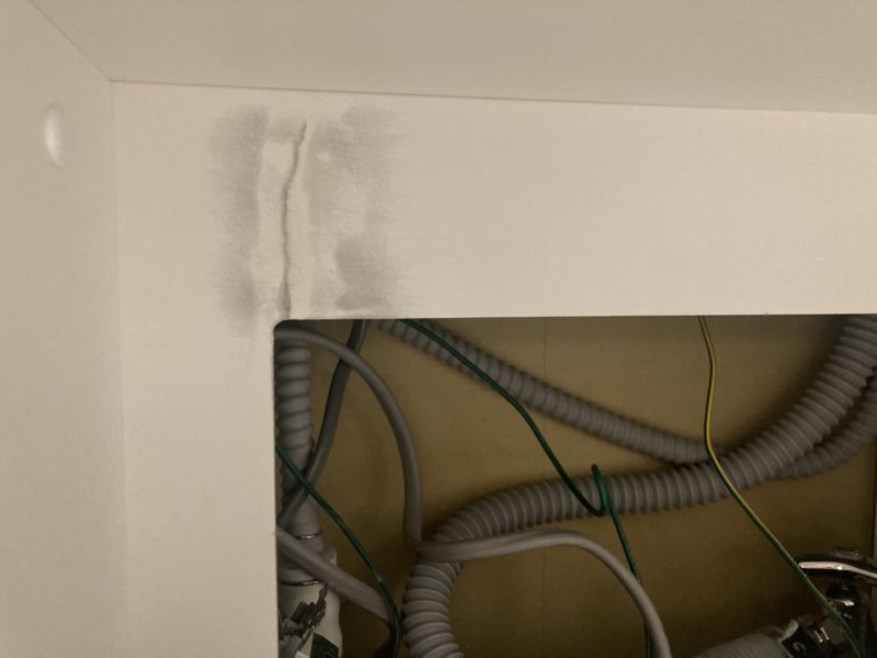 22-117 キッチン背板　割れ補修