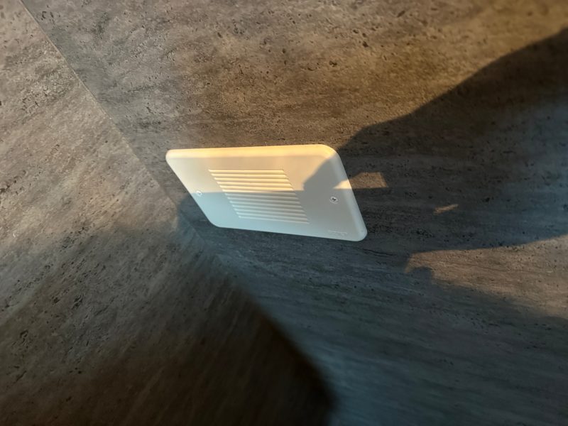 23-110 コンセントと排気カバー塗装