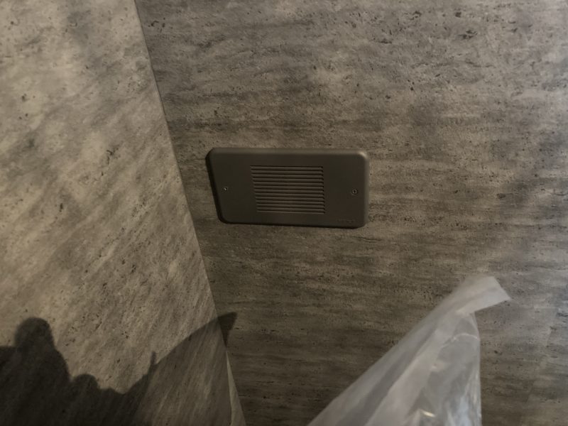 23-110 コンセントと排気カバー塗装