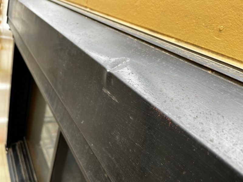 23-124 シャッターボックス へこみ補修