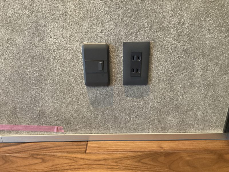 23-110 コンセントと排気カバー塗装