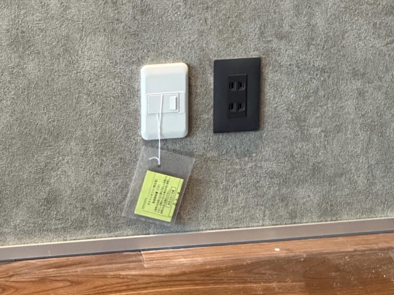 23-110 コンセントと排気カバー塗装