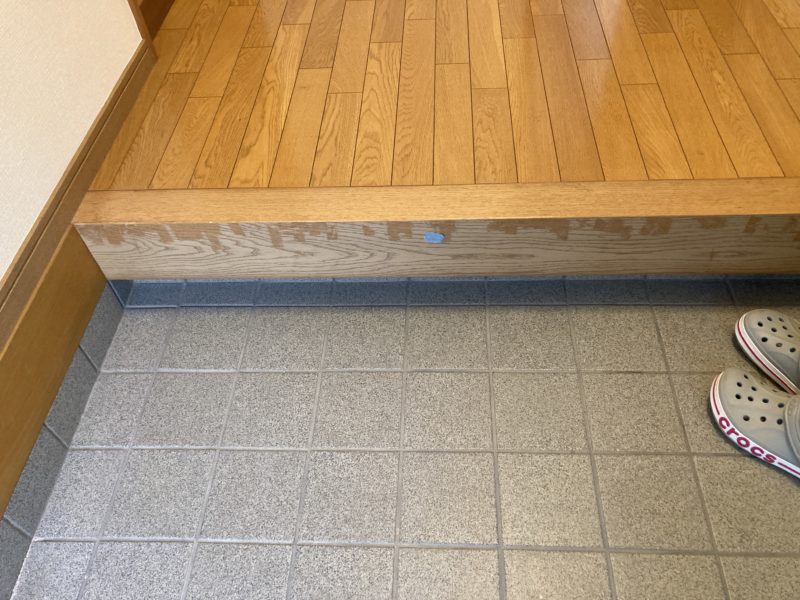 24-76  玄関框 白化補修