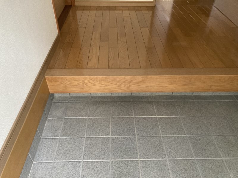 24-76  玄関框 白化補修