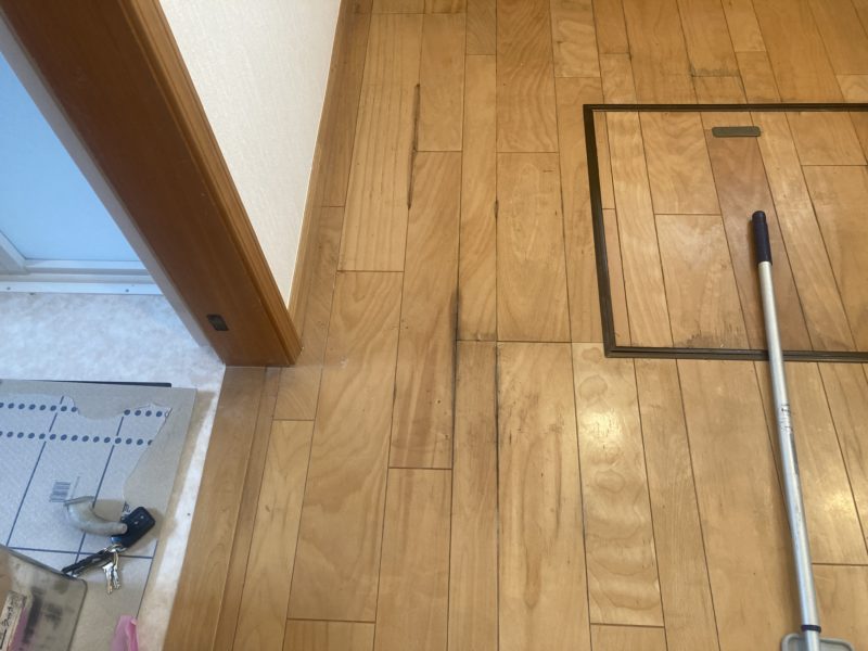 24-85 フロアー変色補修