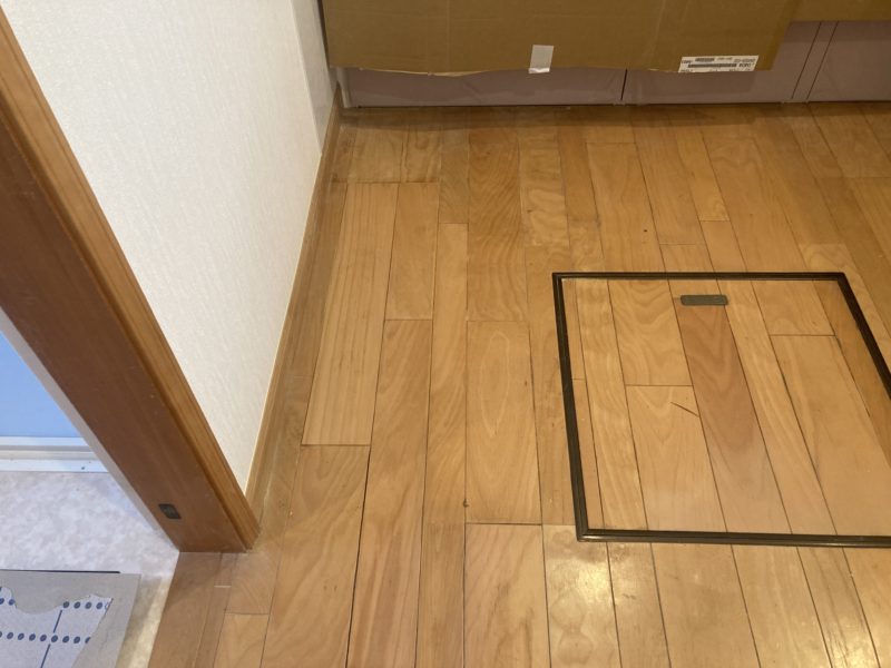 24-85 フロアー変色補修