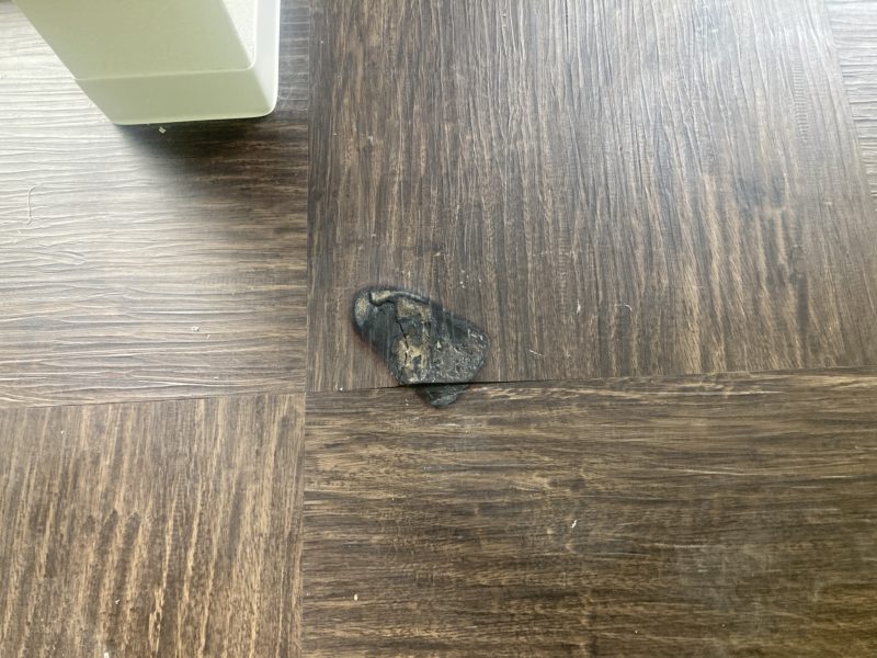 24-84 フロアータイル 焼け焦げ補修