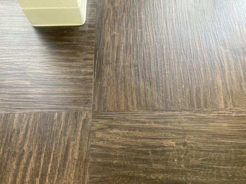 24-84 フロアータイル 焼け焦げ補修