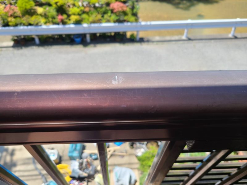 24-102 バルコニー手すり へこみ