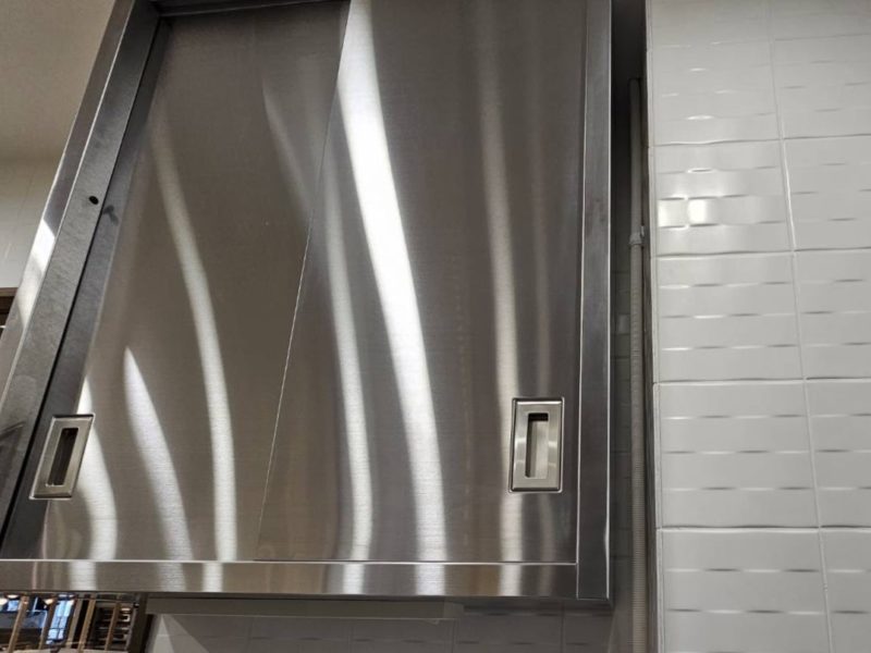 24-121 ステンレス吊戸 へこみ補修