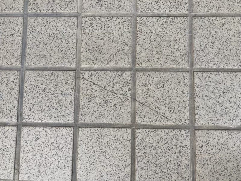 24-155 タイル割れ補修