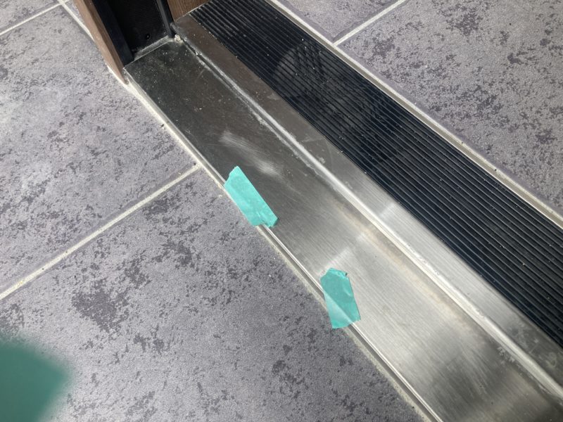 25-08 ステンレス沓摺 すり傷補修