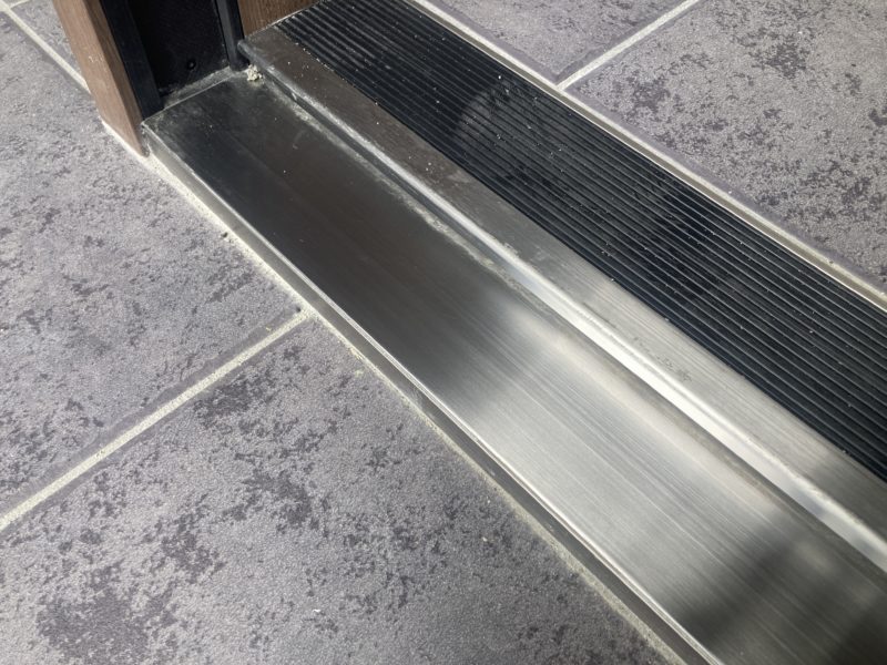 25-08 ステンレス沓摺 すり傷補修