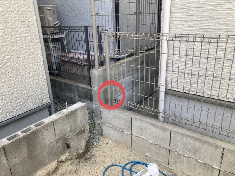 25-115 フェンス柱 へこみ補修