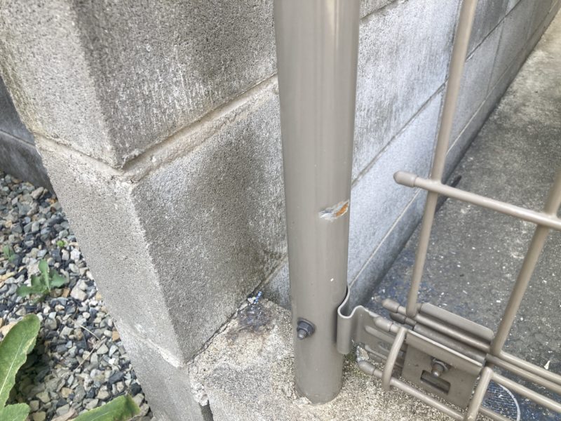 25-115 フェンス柱 へこみ補修