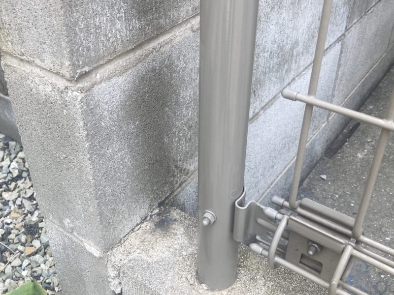 25-115 フェンス柱 へこみ補修